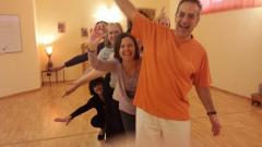 APERICENA E YOGA DELLA RISATA al Garage Vian