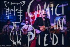 AMICI di Andrea De Ciuchetti imbraccia Comici in piedi & Vea