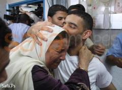 La foto pubblicata da Gaza Tv: Sarsak riabbraccia la madre 