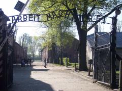 Entrance to the concentration camp Auschwitz I - Autore - Pimke Creative Commons 2.5 Attribution