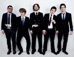 Tronisti della democrazia: Il tour teatrale de "Lo stato sociale" alle Officine Corsare 