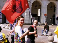 Bandiera Rossa e zainetto in spalla
