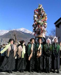 DONNE CON L'ALBERO IN TESTA
